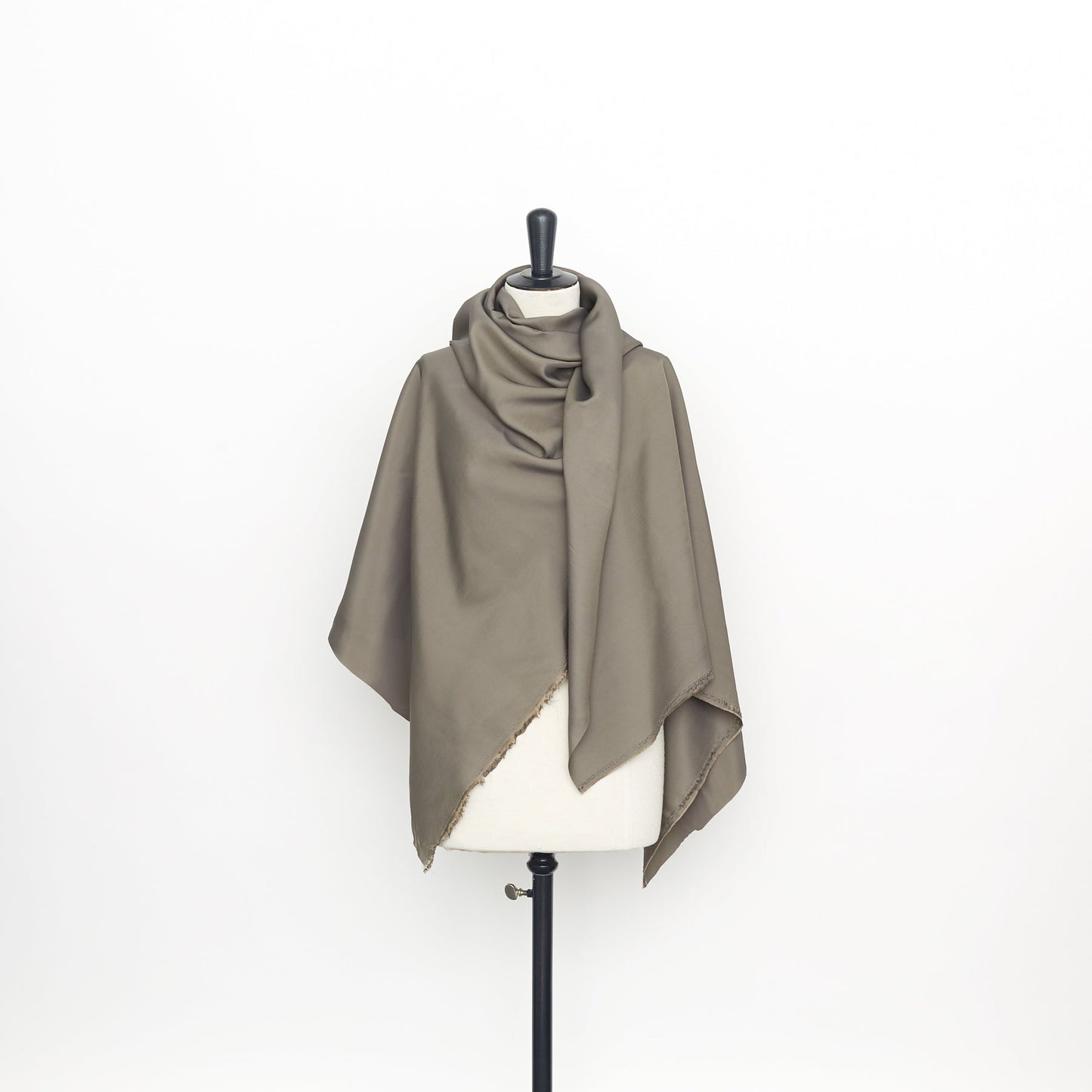 T22A02036 | Viscose & Silk Fluid Twill