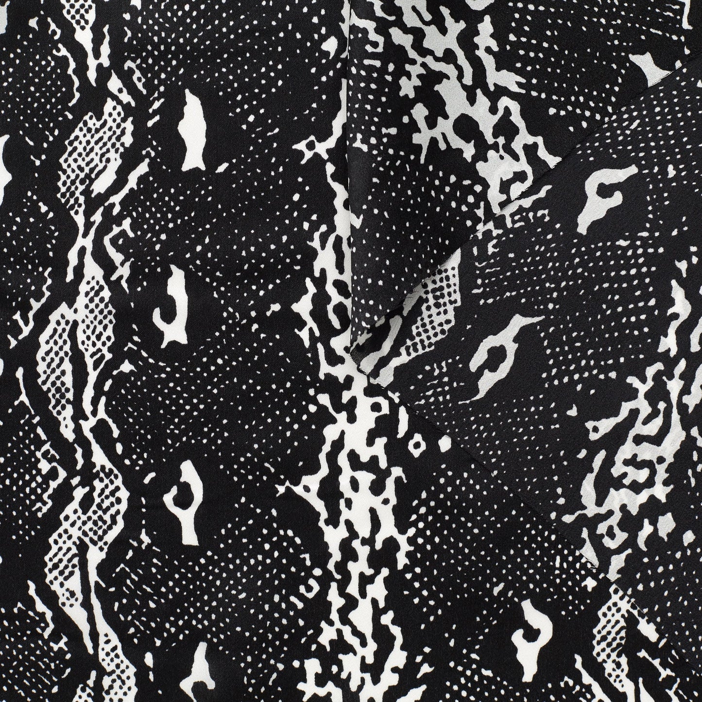 T22A02118 | Snake Print Silk Satin